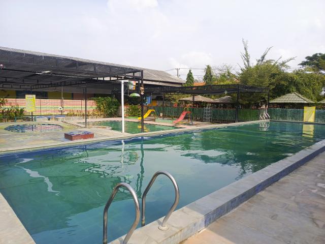 Kolam Renang Puti Garden